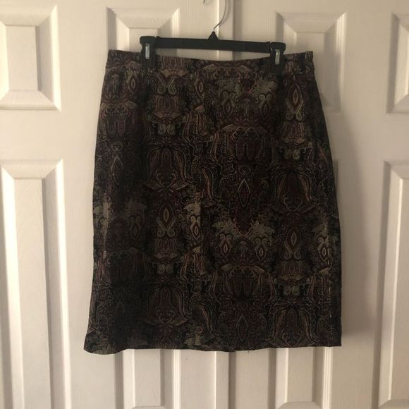 Croft & Barrow black, white, & maroon designed soft velour corduroy skirt 12 - Picture 2 of 3